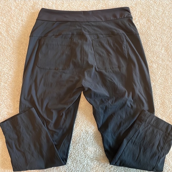 Athleta Women’s capri pants. - Picture 2 of 4